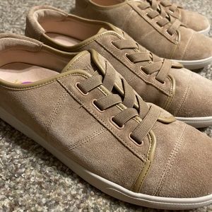 Vionic shoes size 8,5 and 6 brand new,without box